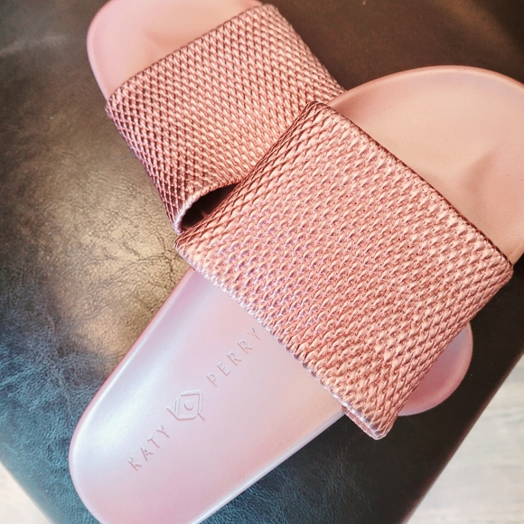 Katy Perry Slides - Picture 2 of 3